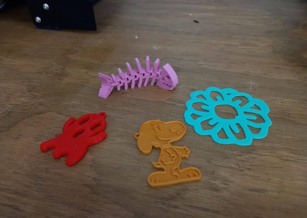 Imagen secundaria 1 - Las alumnas de Brozas de ConectadAs Extremadura participan en una sesión de Impresión 3D en el Circular FAB