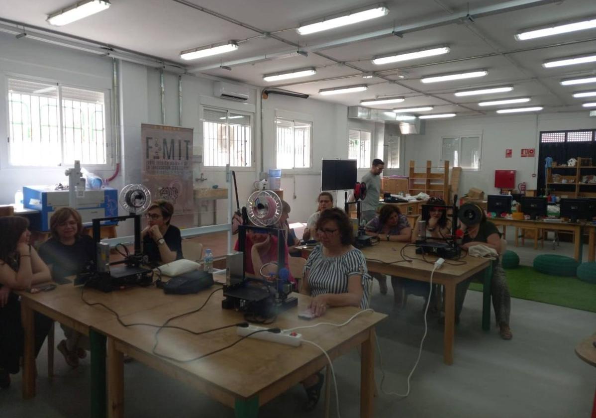 Las alumnas de Brozas de ConectadAs Extremadura participan en una sesión de Impresión 3D en el Circular FAB