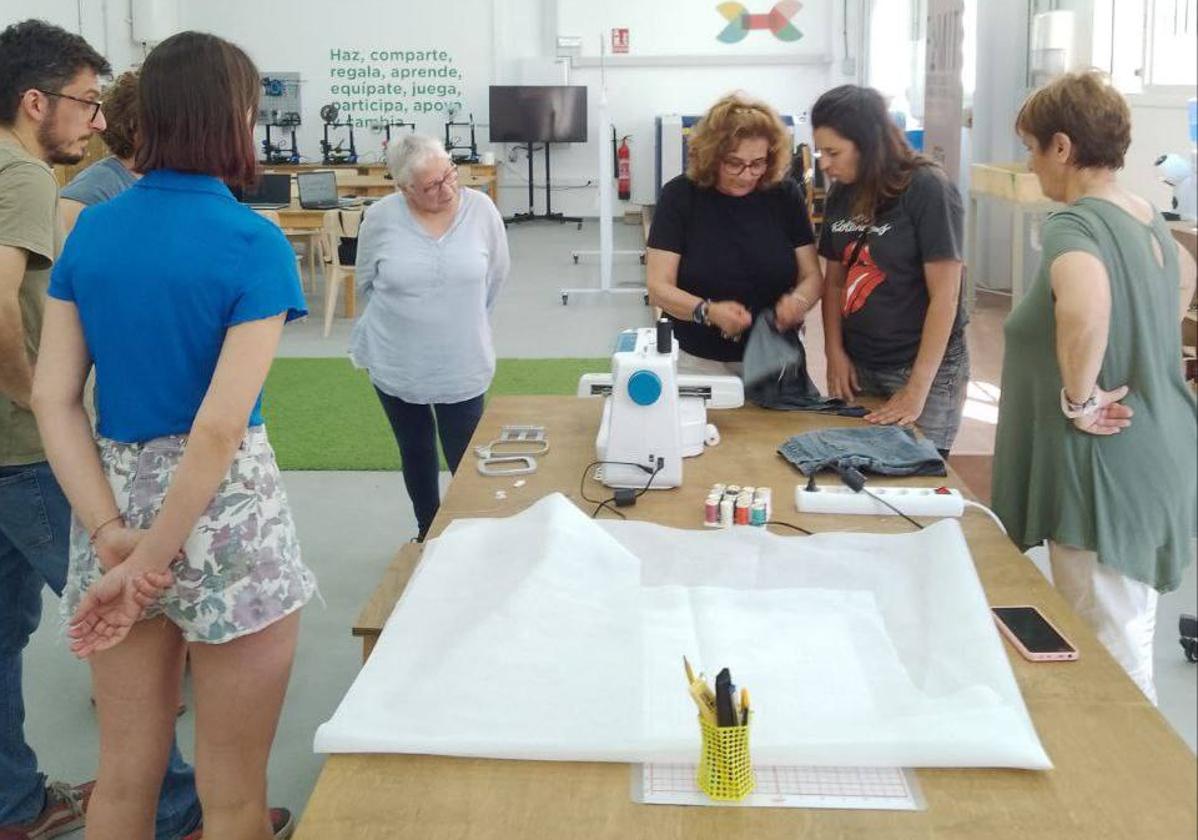 Finaliza el taller de bordado digital