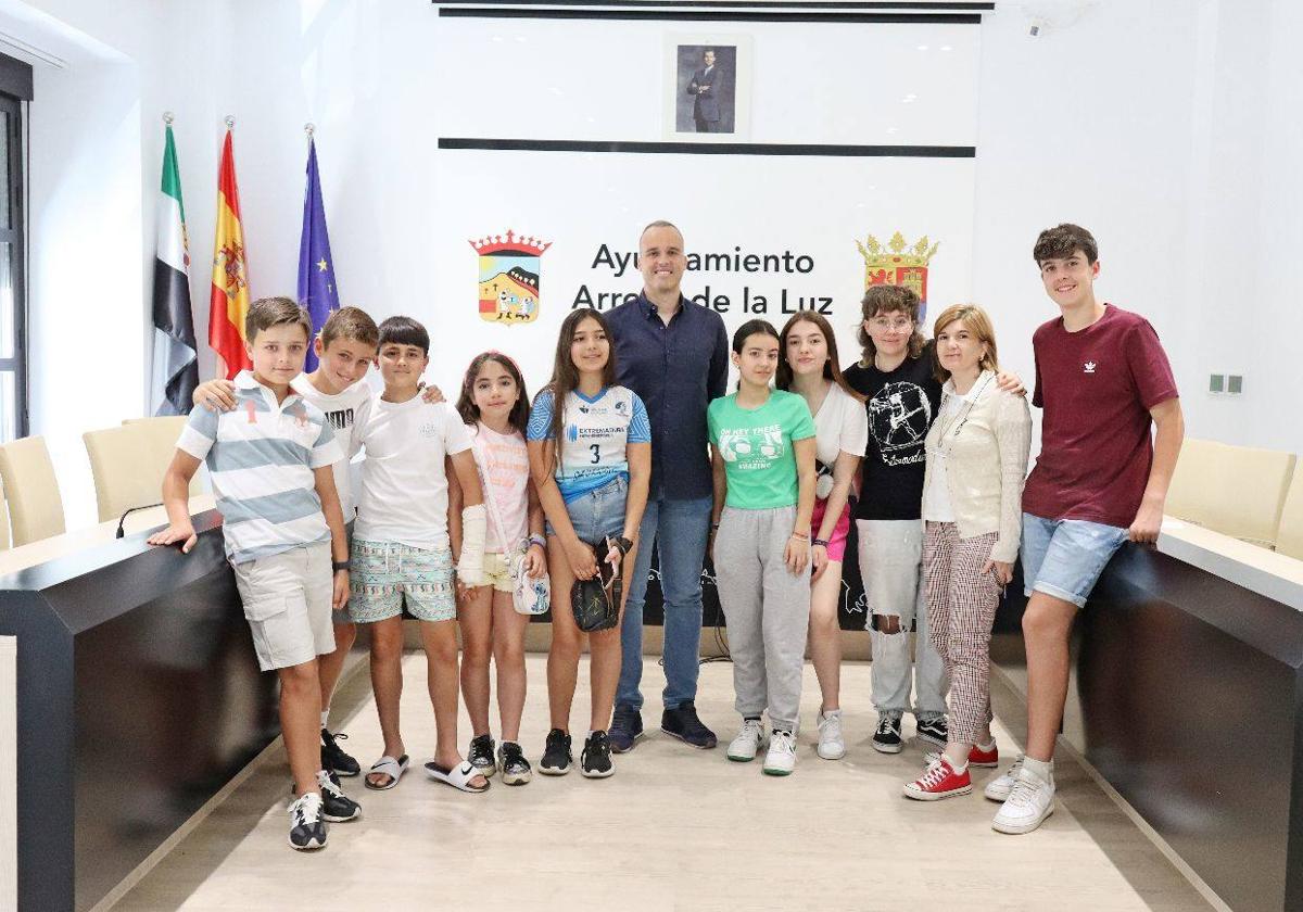 Participantes en el pleno infantil-Adolescente junto al alcalde, Carlos Caro.