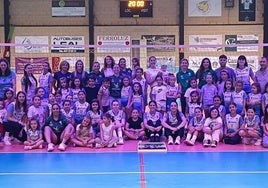 Fotografía de familia con Judith en el centro.