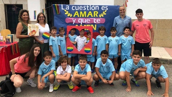La biblioteca arroyana salió a la calle para conmemorar el Día Internacional del Orgullo LGTBI+