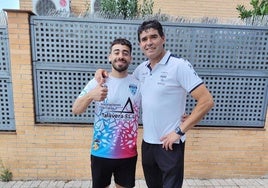 Puchi con la camiseta del Arroyo FS junto al entrenador del equipo.