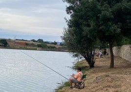 Uno de los alumnos del curso disfrutando del deporte de la pesca.