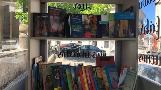 La arroyana Juani Cervera dona varios libros a la Bibliocabina