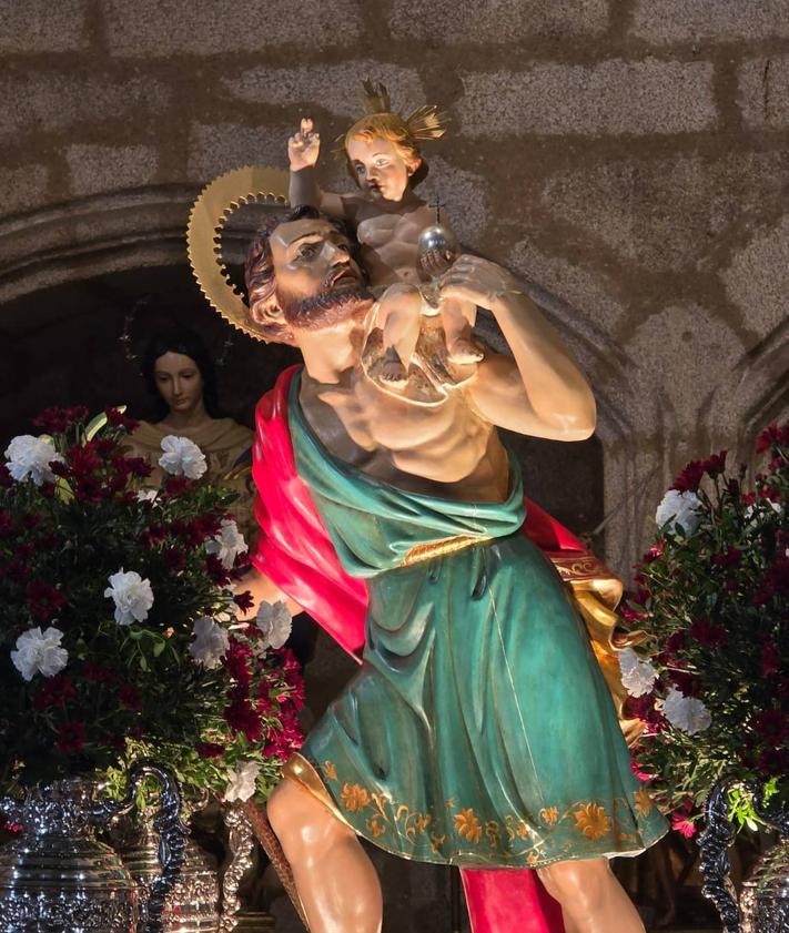 Imagen secundaria 2 - Arriba, llegada del Santo a la iglesia parroquial. Debajo, salida del Santo del Santuario y San Cristóbal ya en la iglesia de Ntra. Sra. de la Asunción.