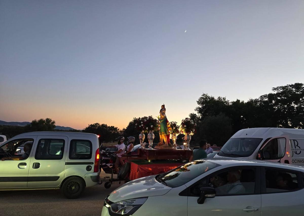 Imagen secundaria 1 - Arriba, llegada del Santo a la iglesia parroquial. Debajo, salida del Santo del Santuario y San Cristóbal ya en la iglesia de Ntra. Sra. de la Asunción.