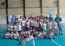 Kini Carrasco con los pequeños asistentes al campus y sus monitores.