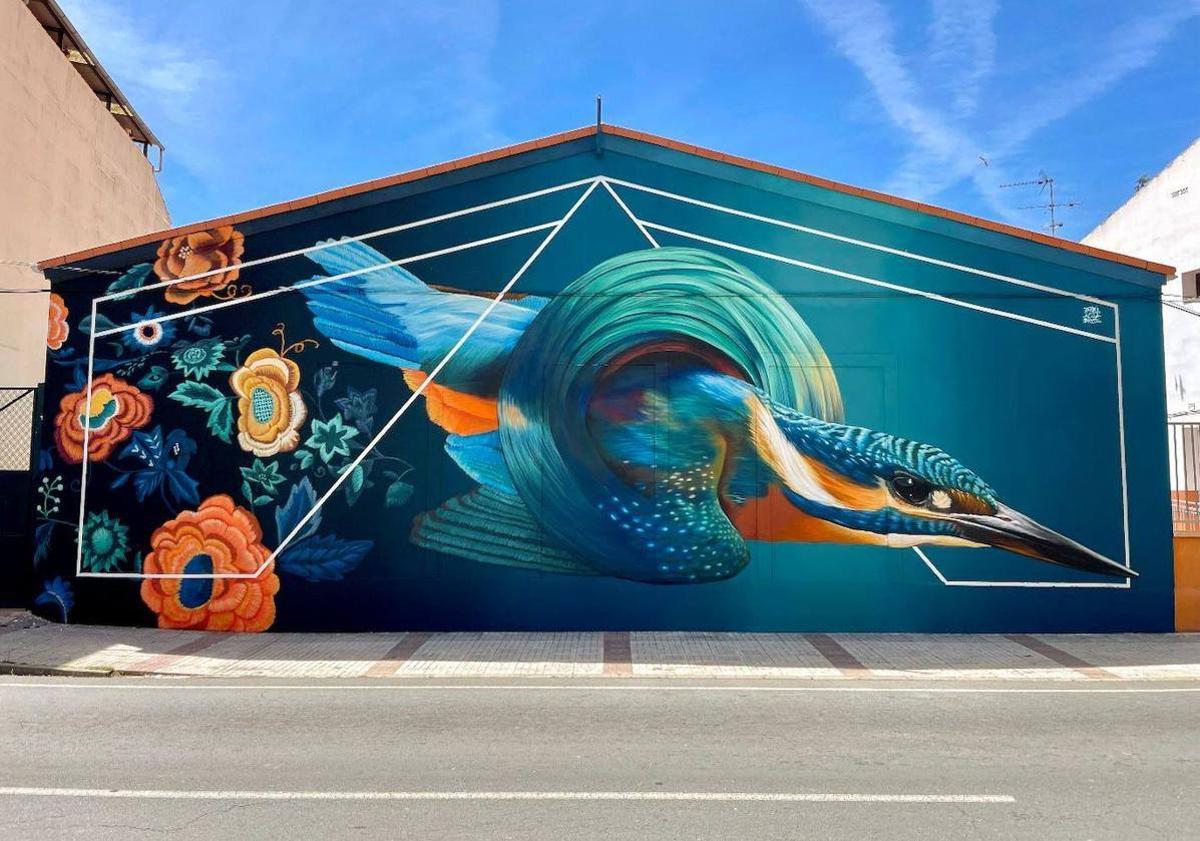 Imagen principal - Mural del martín pescador en la fachada del instituto.