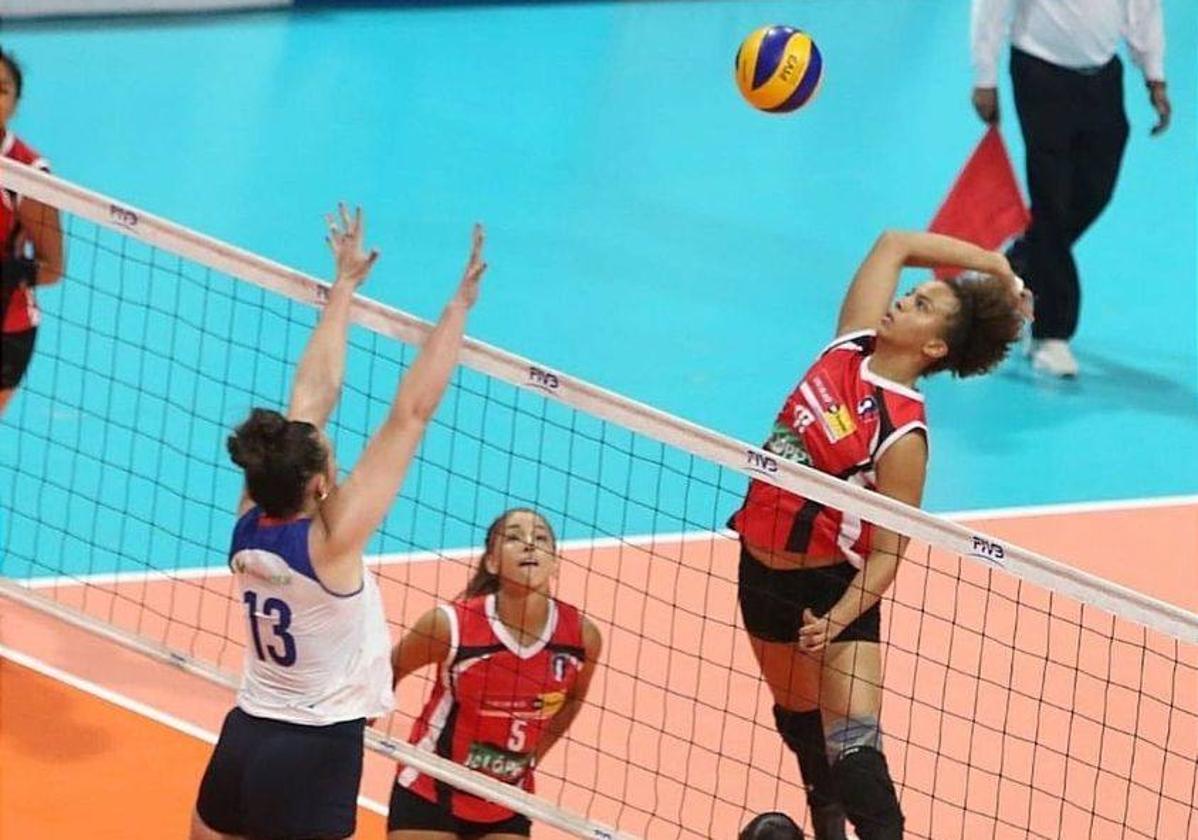 Ataque por zona '3' de Juliana Sandes.