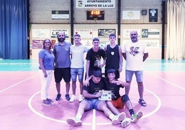 'Supernenas' recogiendo el trofeo.