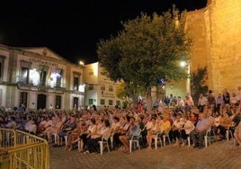 Cada año la plaza se llena para disfrutar de la música flamenca en directo.