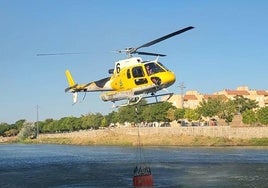Helicóptero bajando a coger agua en La Quebrá.