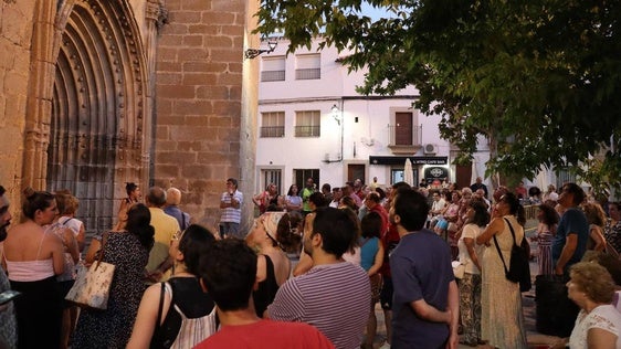 Un numero grupo participó en el Recorrido Nocturno por Arroyo de la Luz
