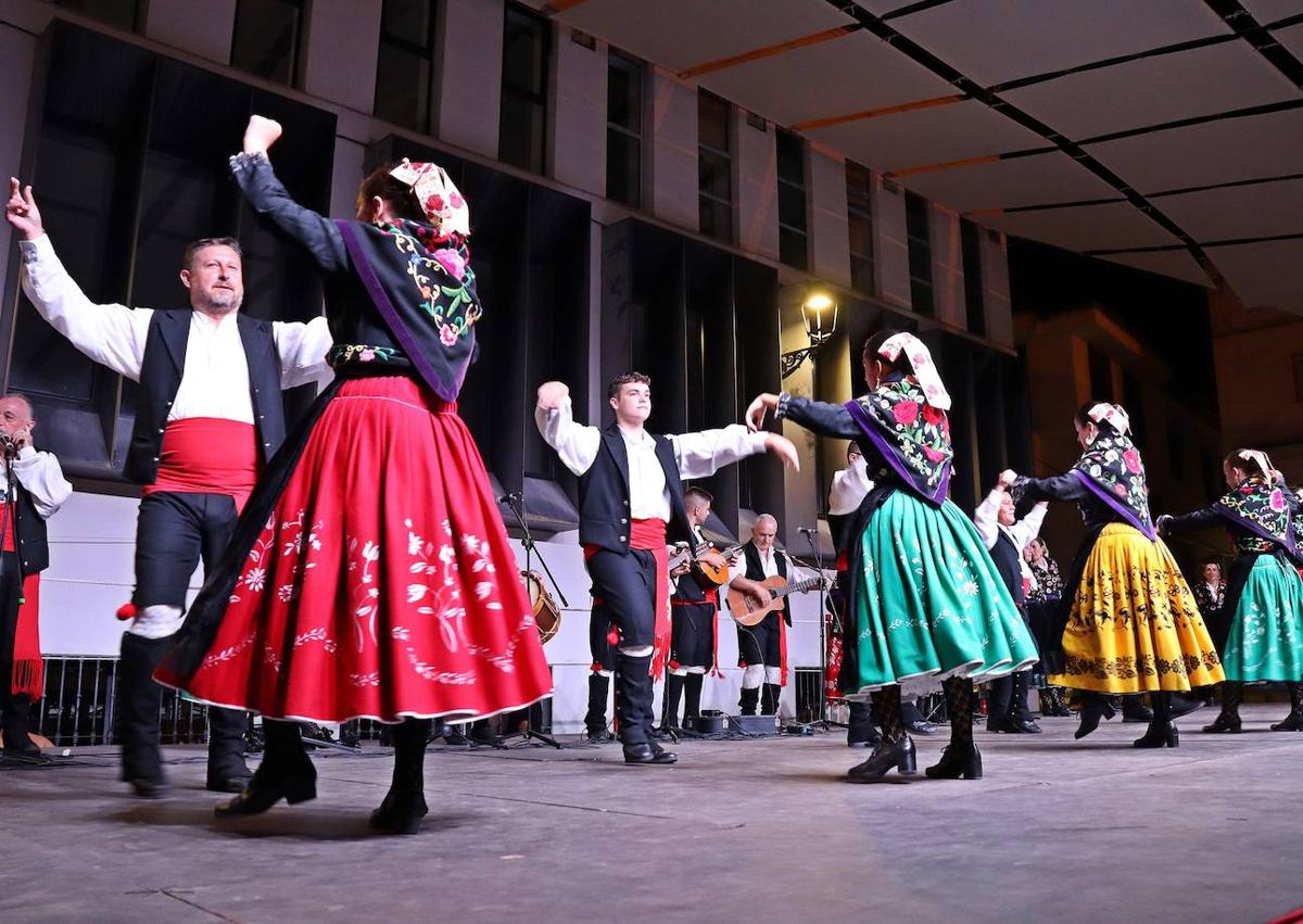 Imagen secundaria 1 - Arriba, actuación del ballet folclórico 'Añoranzas', debajo, el Grupo Municipal 'El Harriero'.