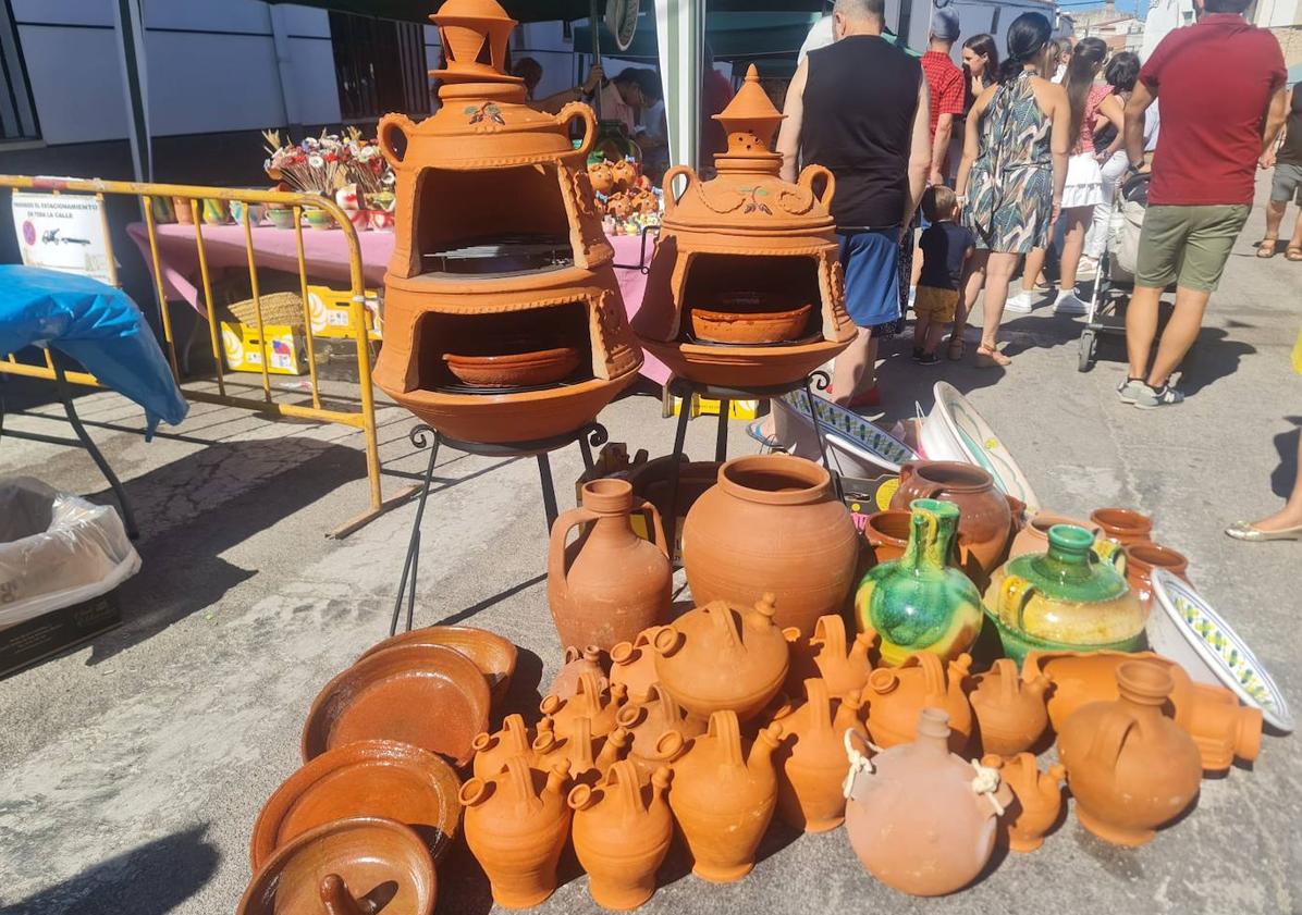 Imagen principal - Muestra de alfarería arroyana durante el Día de los Olleros.