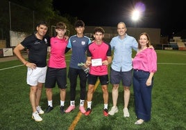 El alcalde Carlos Caro entrega el primer premio categoría adulto a los Galácticos.