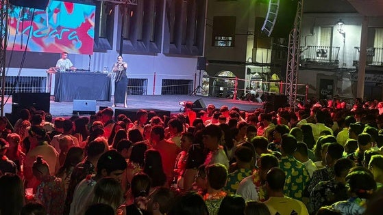 Más de 4.000 personas se dieron cita en la plaza de Arroyo de la luz para disfrutar de la Fiesta Hawaiana