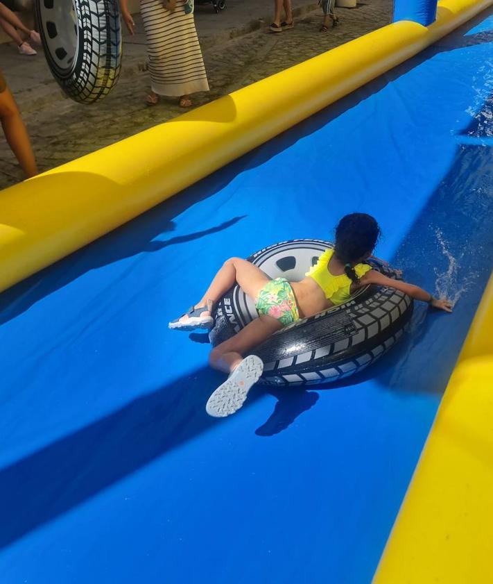 Imagen secundaria 2 - Los más pequeños han disfrutado de una refrescante mañana con la Fiesta del Agua