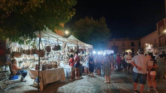 El Mercado Artesanal Nocturno vuelve a la Plaza de la Constitución