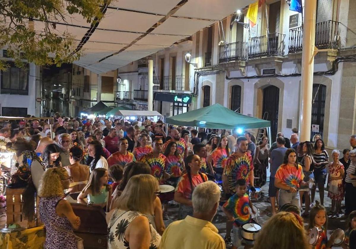 Imagen principal - El Mercado Artesanal Nocturno congregó a un numeroso público que disfrutó visitando los diferentes puestos