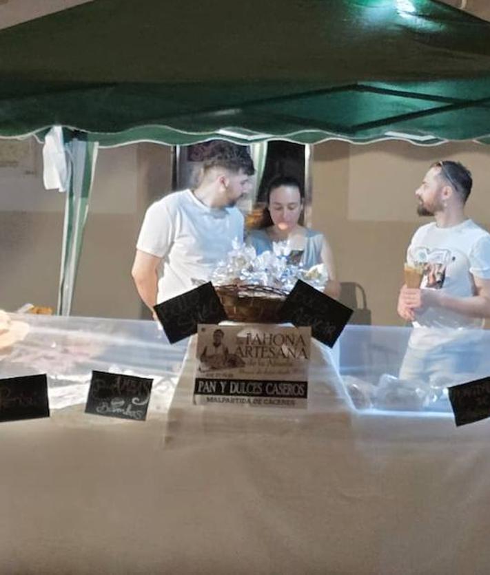 Imagen secundaria 2 - El Mercado Artesanal Nocturno congregó a un numeroso público que disfrutó visitando los diferentes puestos