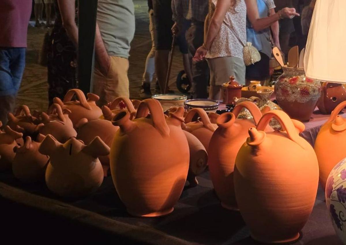 Imagen secundaria 1 - El Mercado Artesanal Nocturno congregó a un numeroso público que disfrutó visitando los diferentes puestos