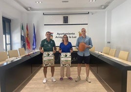 Adolfo Gómez, junto la concejala Mercedes Pérez y el alcalde Carlos Caro.