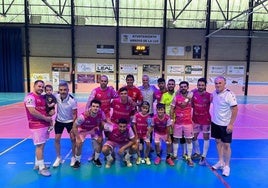 Los arroyanos celebran la victoria con el trofeo en sus manos.