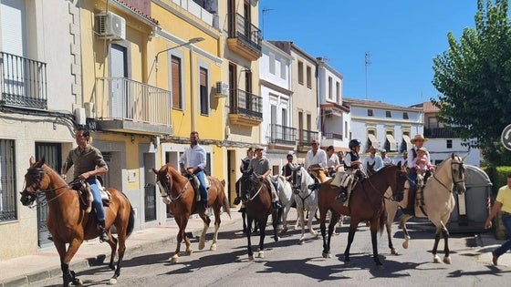 Los cascos de los caballos han vuelto a resonar en las calles arroyanas por el Día de Extremadura