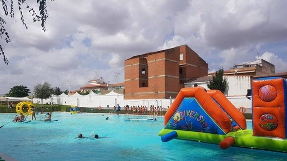 Jornada con hinchables y juegos de agua en la piscina municipal