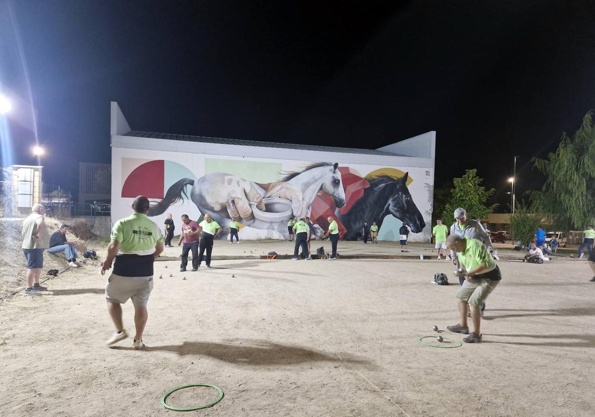Imagen principal - 30 parejas compitieron en el IX Torneo Nocturno de Arroyo de la Luz