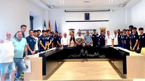 Jugadores, directiva y cuerpo técnico del Arroyo CP se empapan de Arroyo de la Luz