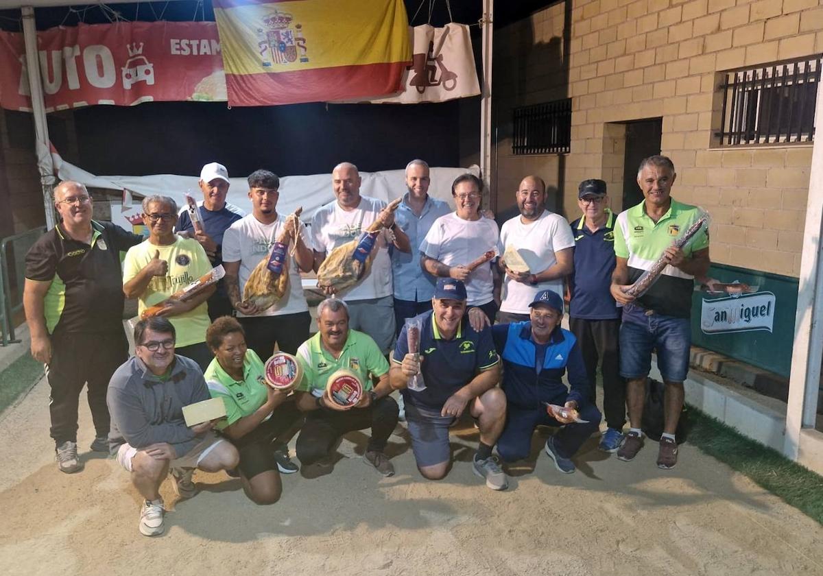 Fotografía de familia de los premiados en el torneo de petanca.