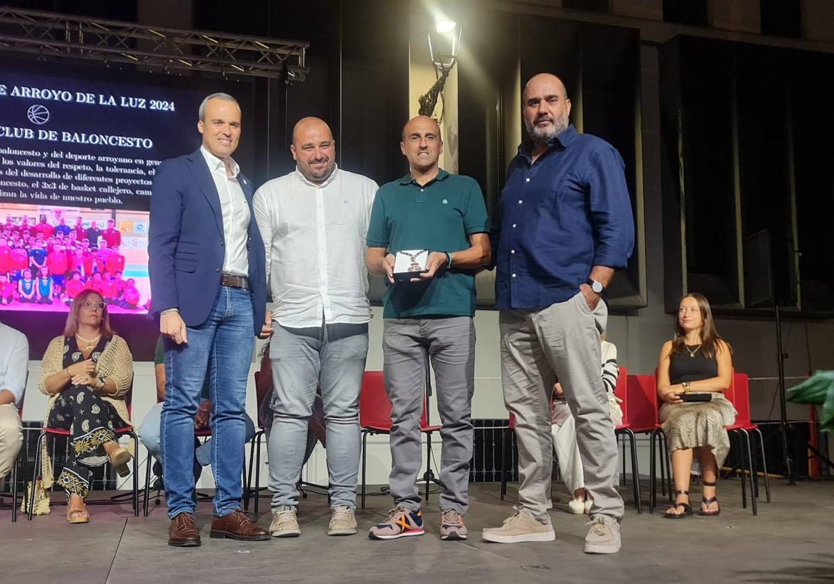 Imagen principal - El alcalde arroyano junto a Julio Peña, José Ángel Berdejo y Felipe Aparicio.