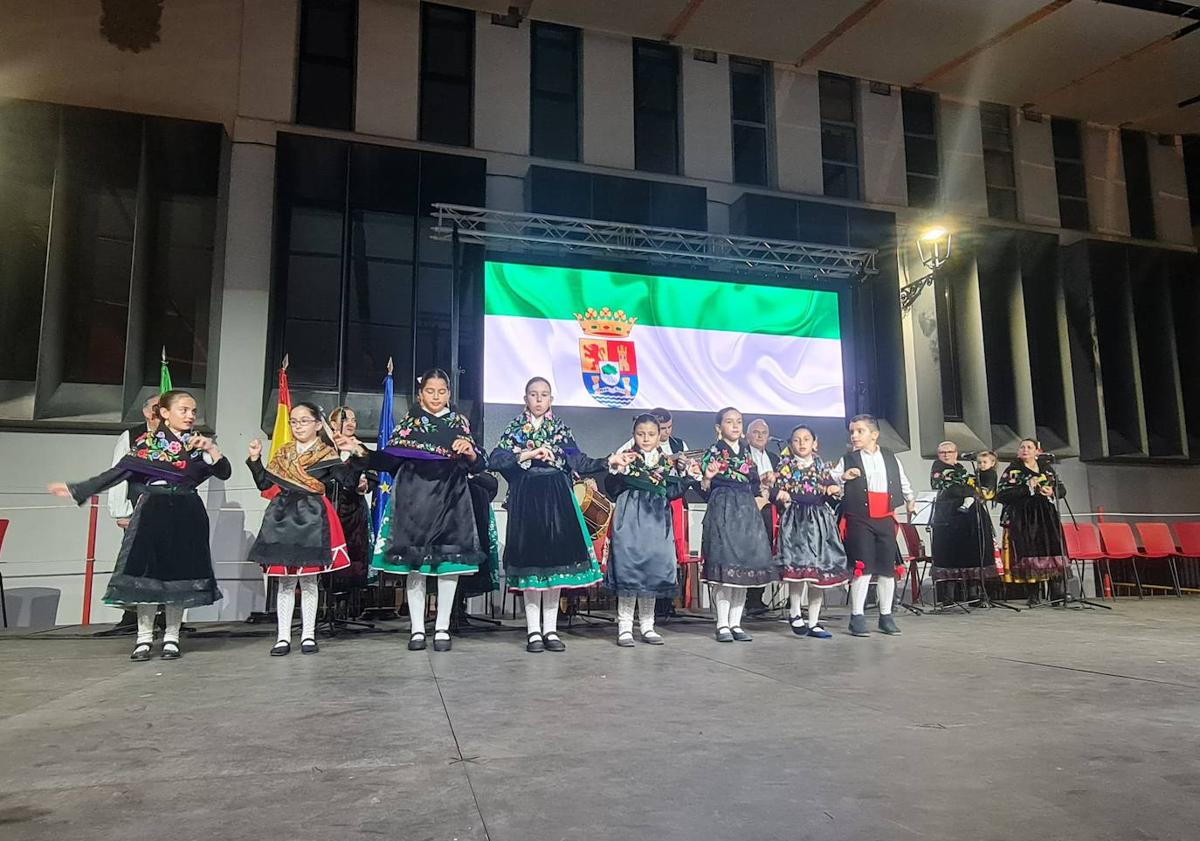 Imagen principal - Isidro Carrero, a título póstumo, y el Arroyo CB reciben la Medalla de Arroyo de la Luz