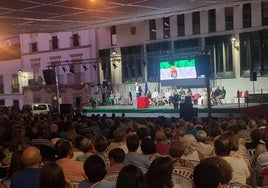 Los arroyanos volvieron a llenar la Plaza de la Constitución para celebrar el Día de Extremadura.