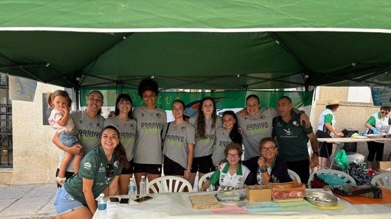 Plantilla, directivos y peñistas disfrutan en la Feria de Septiembre en el stand del Extremadura Arroyo