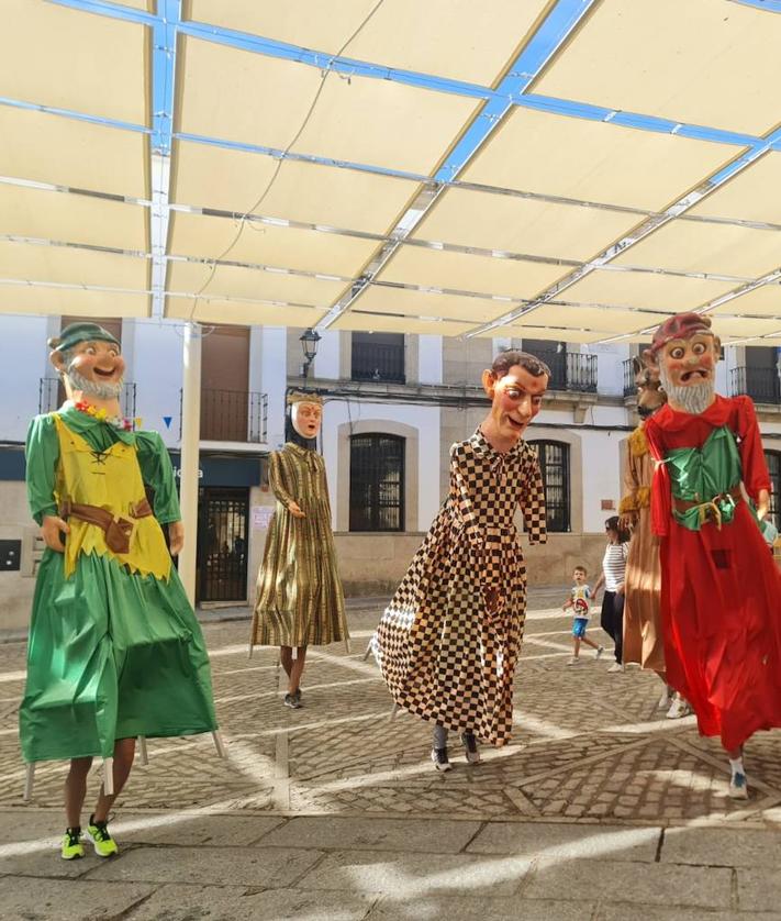Imagen secundaria 2 - Divertida mañana de cabezudos y encierro infantil