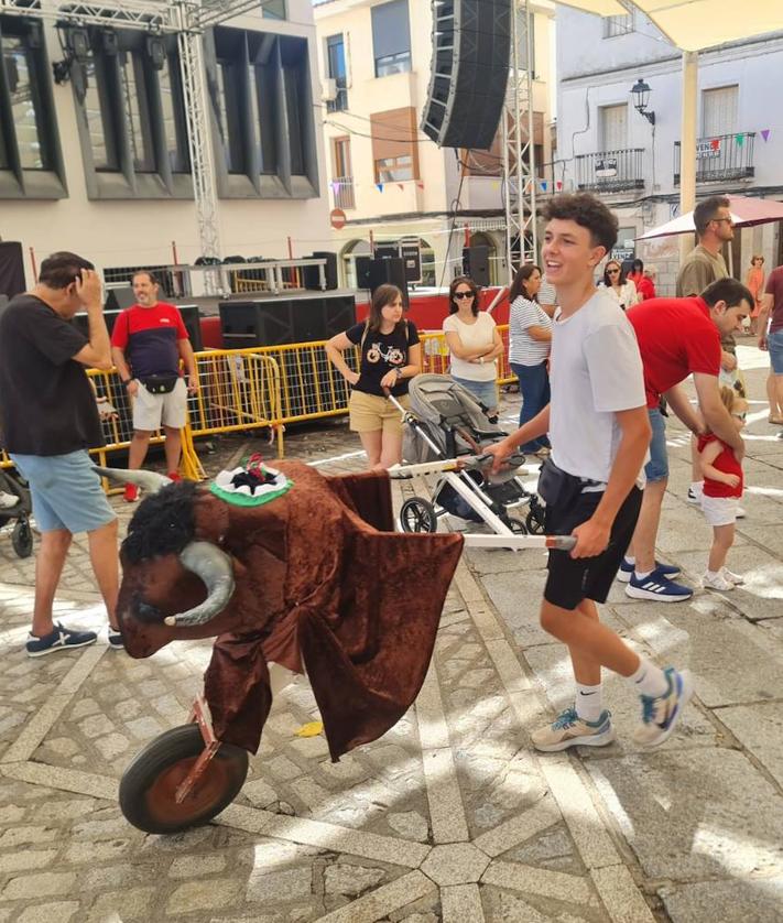 Imagen secundaria 2 - Divertida mañana de cabezudos y encierro infantil