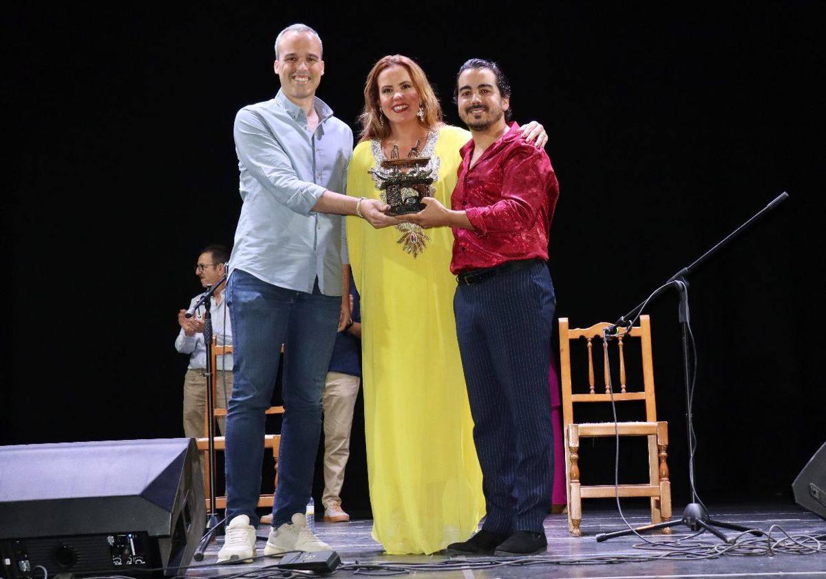 Imagen principal - El alcalde Carlos Caro, junto a Pablo Moreno ganador del XII concurso nacional de Cantes de Trilla y la cantaora Esther Merino.