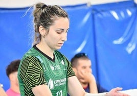 Isa Espino antes de realizar un saque.