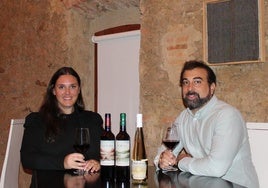 Nuria y José disfrutando de una copa de uno de sus vinos.
