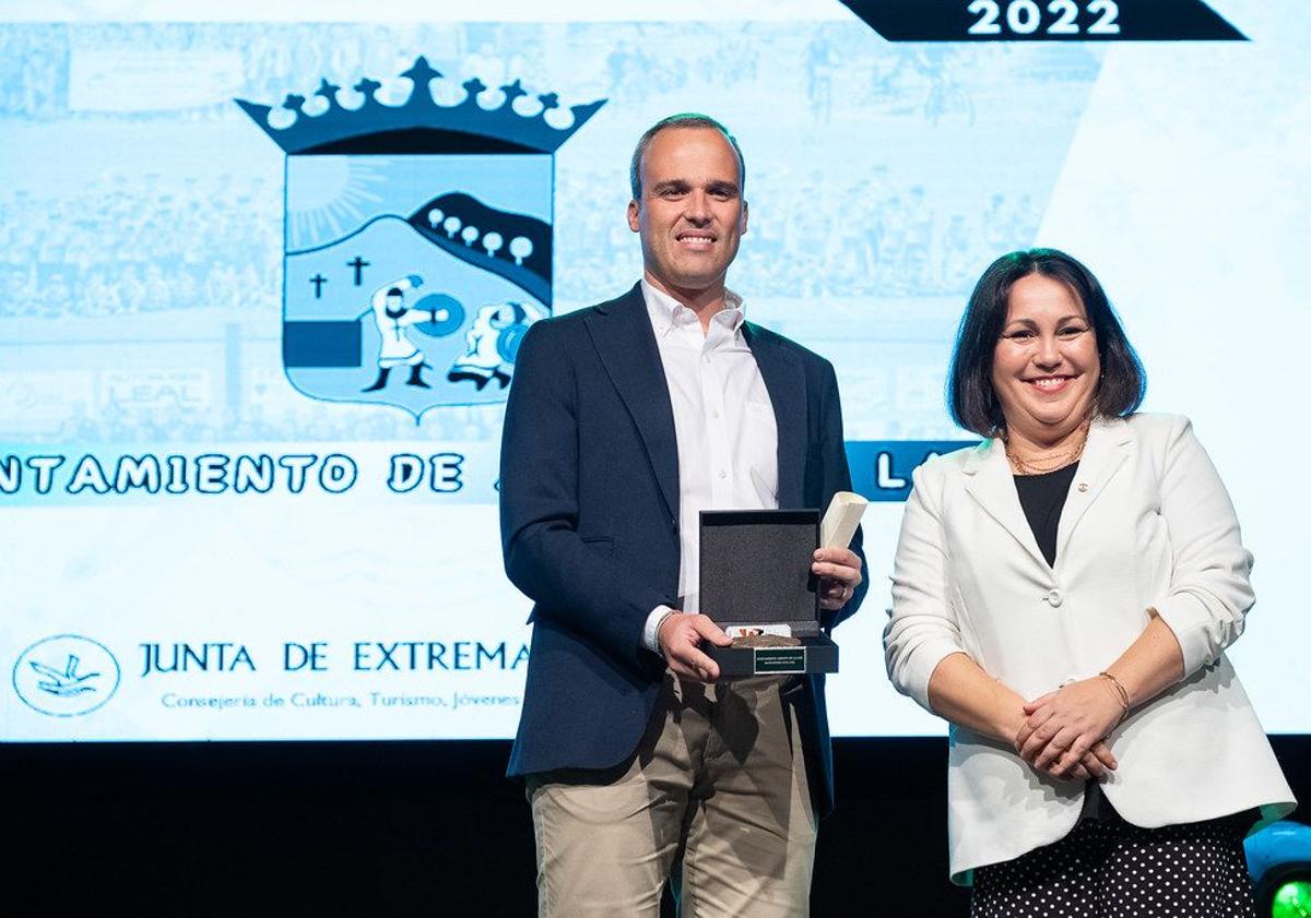 Imagen principal - Arriba, Caro recogiendo el premio. Debajo, el alcalde arroyano junto a los concejales en la gala.