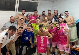 Los arroyanos celebran la victoria en el vestuario.