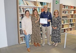 El alcalde Carlos Caro y las concejalas Leticia Carrero y Mercedes Pérez junto a la responsable de la biblioteca Esther Cordero.