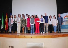 Foto de grupo de los mejores expedientes con el alcalde Carlos Caro y docentes.