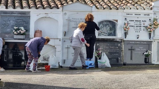 Los arroyanos preparan las lápidas para el día de Todos los Santos