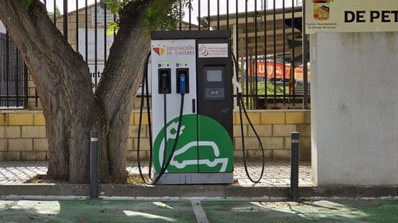 Comienza a funcionar el Punto de Recarga de Vehículos Eléctricos de Arroyo de la Luz