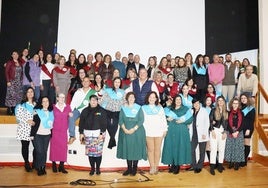 Fotografía de familia tras la entrega de diplomas.